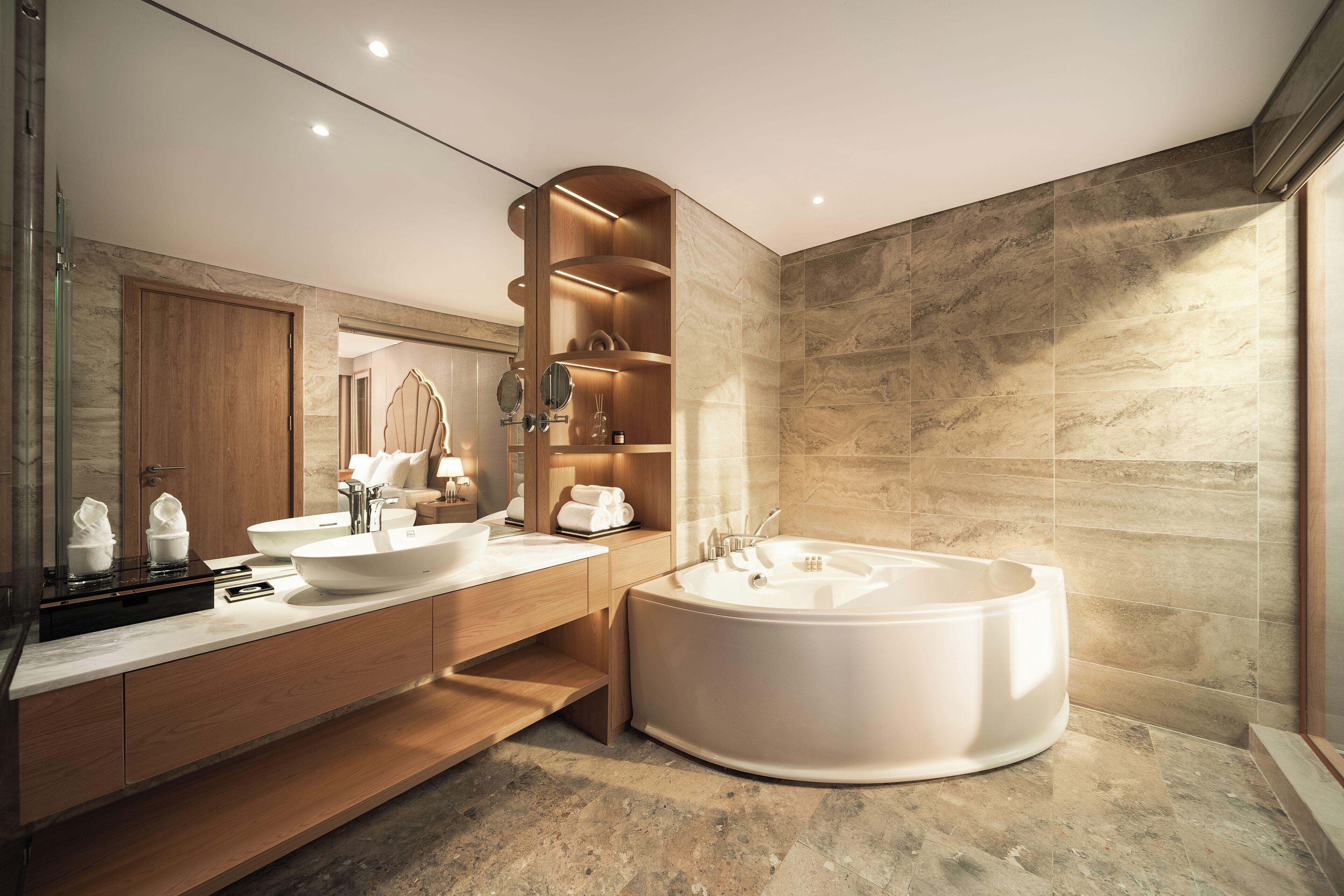 Une salle de bain moderne dotée d’une grande baignoire, de deux lavabos et d’un meuble-lavabo avec un miroir.