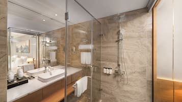 Bañera y ducha independientes, artículos de tocador gratuitos