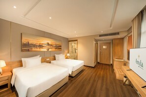 Dobbeltrom for 1 person – deluxe, 2 queensize-senger | Safe på rommet, individuelt dekorert, individuelt innredet og skrivebord