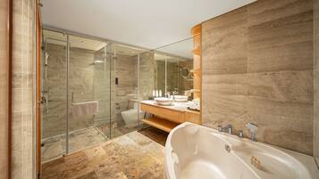 Baignoire et douche séparées, articles de toilette gratuits