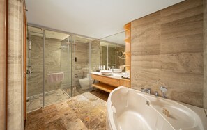 Separat badekar og dusj, toalettartikler (inkludert), hårføner og tøfler