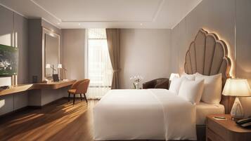 Ein modernes Hotelzimmer mit einem großen Bett, einem Schreibtisch mit Stuhl, einem Fernseher und einem großen Spiegel.