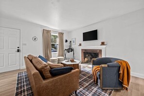 Living area - The Tally Ho - Walkable to Downtown Southern Pines (Southern Pines)
