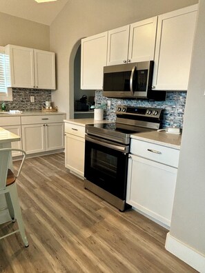 Private kitchen - Terrific 3-bedroom waterfront home. Short & long term rentals available (Rockport)