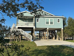 Exterior - Terrific 3-bedroom waterfront home. Short & long term rentals available (Rockport)