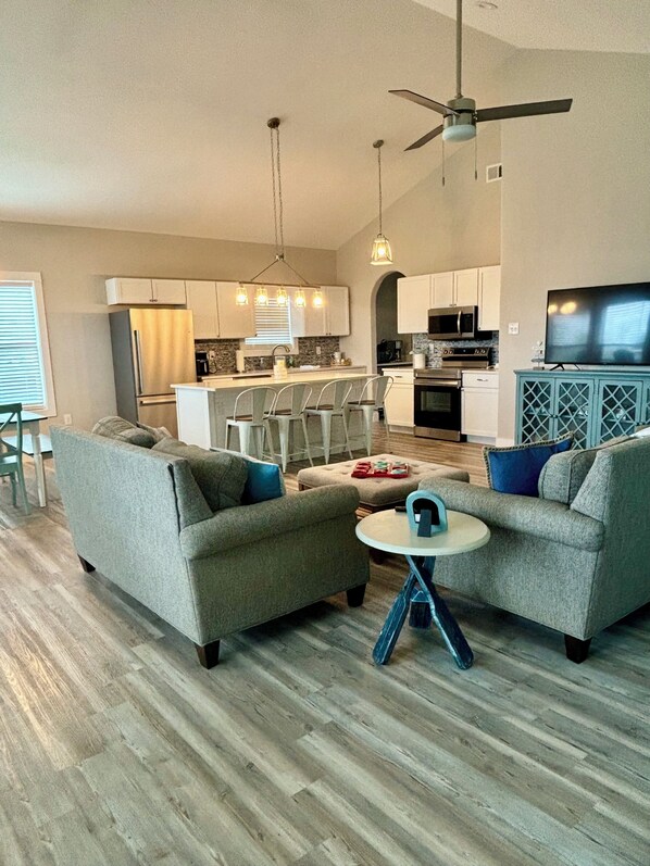 Smart TV - Terrific 3-bedroom waterfront home. Short & long term rentals available (Rockport)