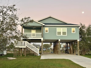 Exterior - Terrific 3-bedroom waterfront home. Short & long term rentals available (Rockport)