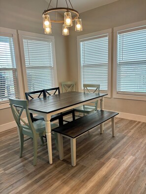 Dining - Terrific 3-bedroom waterfront home. Short & long term rentals available (Rockport)