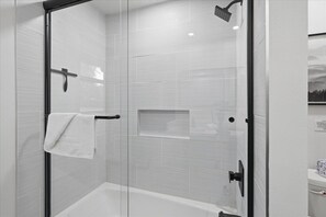 Shower, hair dryer, towels - New! Yosemite Outpost- Fully remodeled with hot tub/game room/firepit! (Oakhurst)