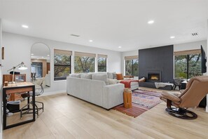 Smart TV, fireplace, table football - New! Yosemite Outpost- Fully remodeled with hot tub/game room/firepit! (Oakhurst)
