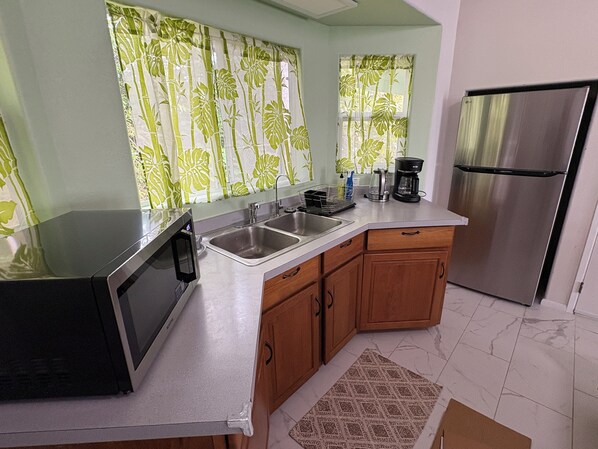 Réfrigérateur, four à micro-ondes, un four, surface de cuisson