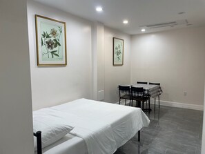 Silitysrauta/-lauta, Wi-Fi, vuodevaatteet