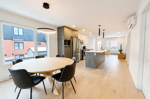 Modern condo by Boisé du Tremblay with parking and fitness equipments