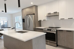 Micro-ondes, four, plaque de cuisson, lave-vaisselle