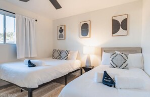 6 slaapkamers, een bureau, een strijkplank/strijkijzer, reisbedje