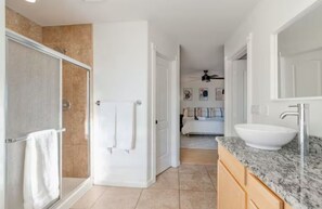Een douche, een bubbelbad, een haardroger, handdoeken