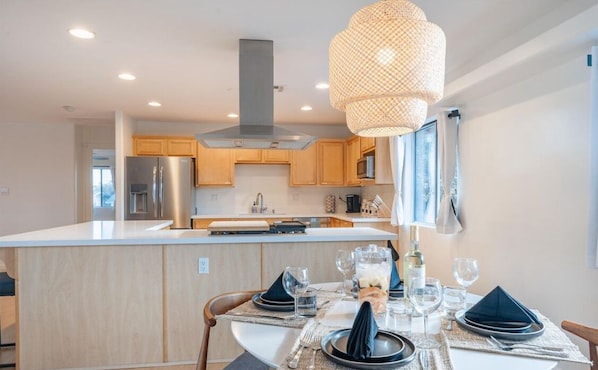 Fridge, microwave, oven, stovetop - 6BD 4BA W/ 12 Beds, Pool, BBQ, & More (Scottsdale)