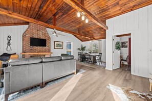 Living area - The Tally Ho and Lark Retreat - Downtown SoPi (Southern Pines)