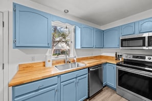 Private kitchen - The Tally Ho and Lark Retreat - Downtown SoPi (Southern Pines)