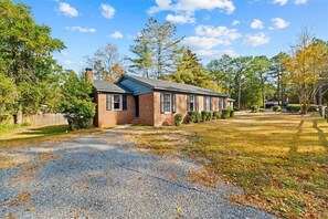 Exterior - The Tally Ho and Lark Retreat - Downtown SoPi (Southern Pines)