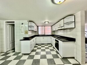Cookware/dishes/utensils - Maljut House (Cali)