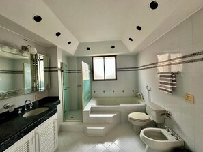 Ducha, artículos de tocador gratuitos, toallas, jabón