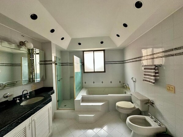 Shower, free toiletries, towels, soap - Maljut House (Cali)