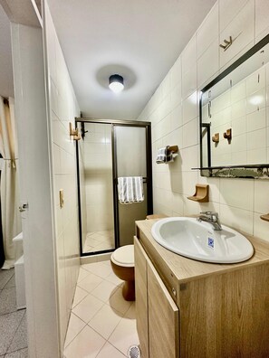 Bathroom | Shower, free toiletries, towels, soap - Maljut House (Cali)