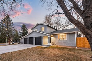 Exterior - NEW!! 5BR Play Paradise: Mini Golf, Hot Tub, Cinema, Gym, Arcade, Grand Piano (Arvada)
