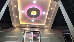 Een modern gebouw met een gebogen plafond, verzonken verlichting en een centrale ronde lamp.