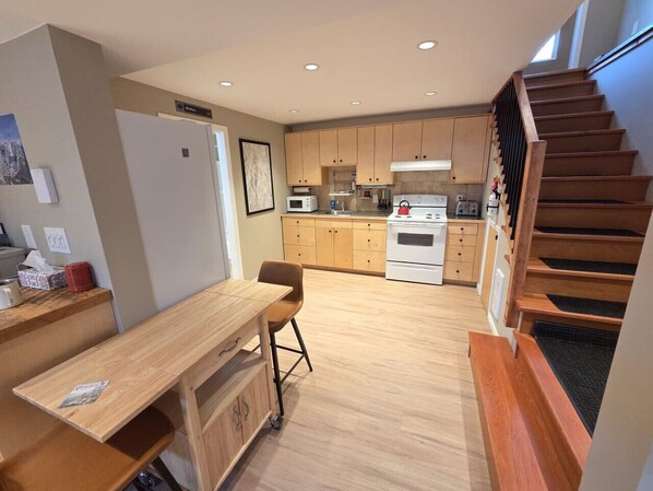 Eco-friendly cleaning products - NEW Midtown Rossland Studio Apartment (Rossland)