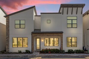 Exterior - Spacious home in enchanting Davenport. Great amenities-pool. Near them parks! (Davenport)