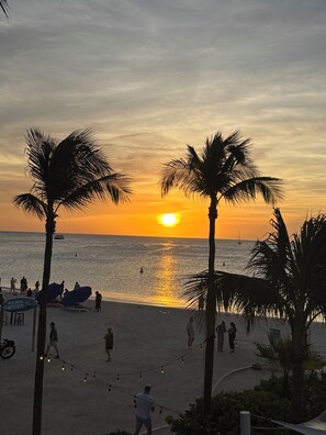Beach - 2-bedroom/2 bathroom condo in lovely Palm Beach, Aruba. 10 minute walk to beach (Noord)