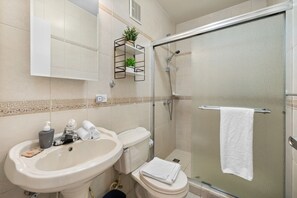 Hair dryer, towels, soap, toilet paper - 2-bedroom/2 bathroom condo in lovely Palm Beach, Aruba. 10 minute walk to beach (Noord)