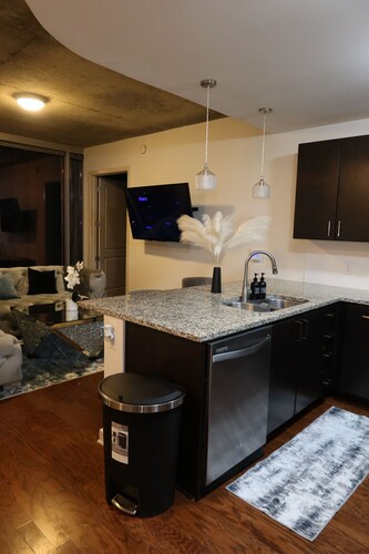 Luxury Buckhead High Rise apartment, walk to Lenox, clubs, fine dining.