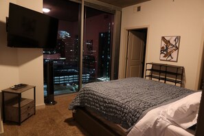 Free WiFi, bed sheets, wheelchair access - Luxury Buckhead High Rise apartment, walk to Lenox, clubs, fine dining. (Atlanta)