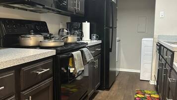 冷蔵庫、電子レンジ、オーブン、コンロ