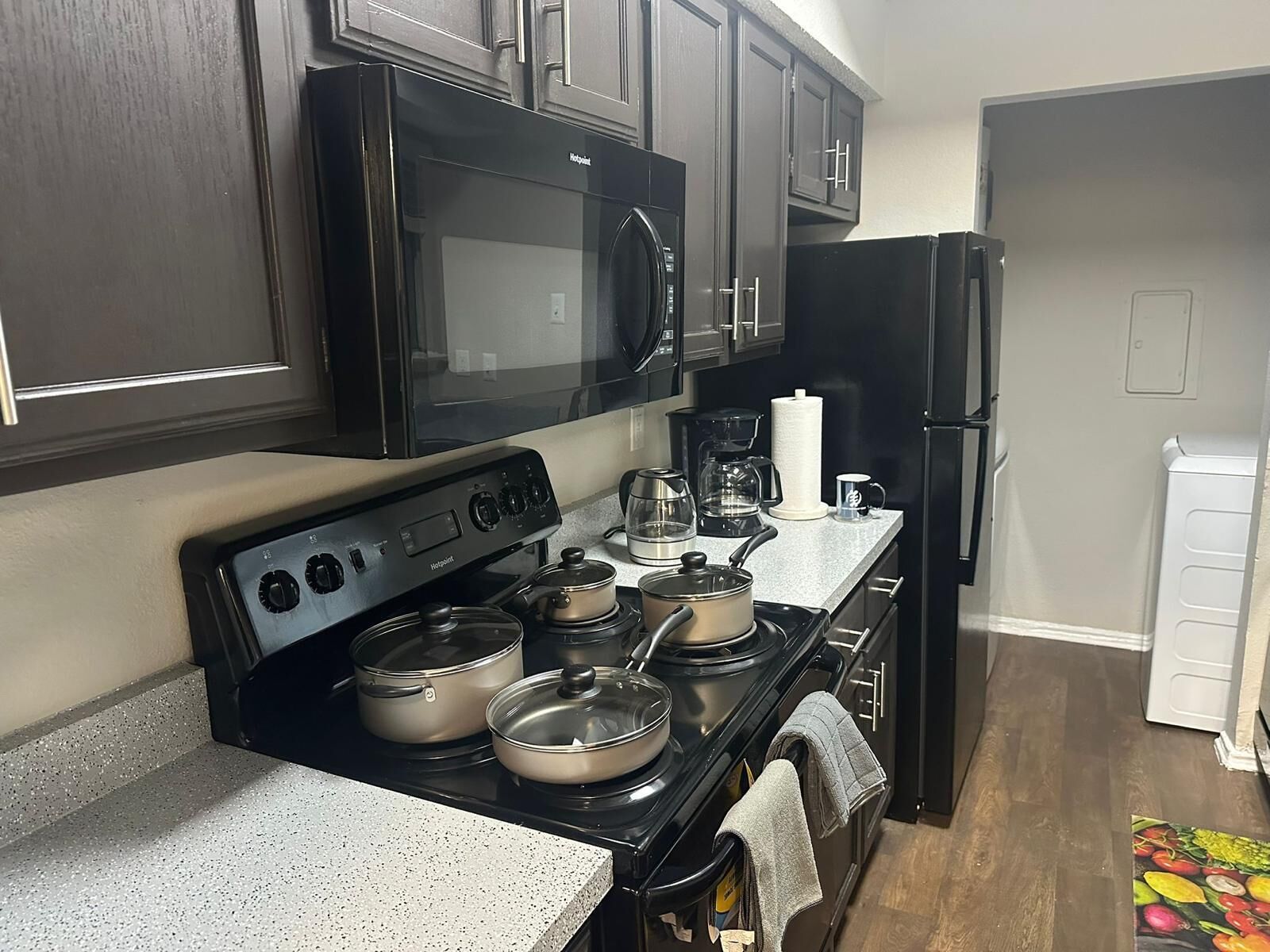 冷蔵庫、電子レンジ、オーブン、コンロ