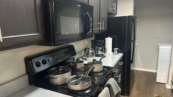 冷蔵庫、電子レンジ、オーブン、コンロ