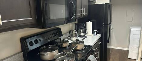 Kühlschrank, Mikrowelle, Ofen, Herdplatte