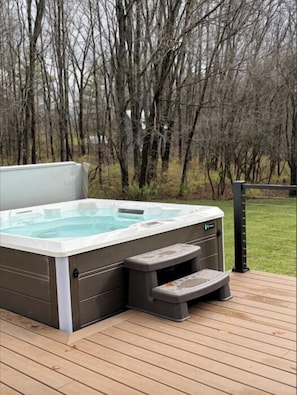 Outdoor spa tub - Perfect Stowe Location: 10 Mins to Skiing, Hot Tub (Stowe)