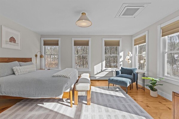 4 bedrooms, iron/ironing board, WiFi, bed sheets - Perfect Stowe Location: 10 Mins to Skiing, Hot Tub (Stowe)