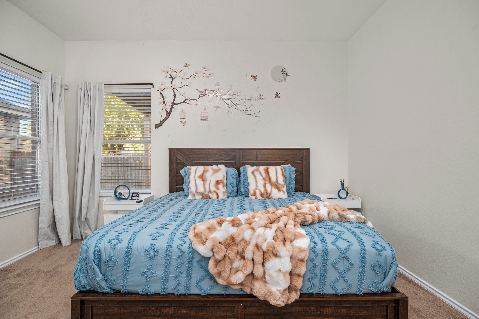 Bureau, fer et planche à repasser, lit de bébé portatif