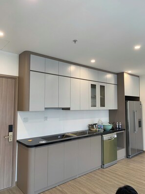 Microondas, horno, parrilla de estufa y lavavajillas