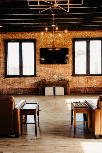 Spacious 3-bedroom loft apartment in downtown Crockett with AC