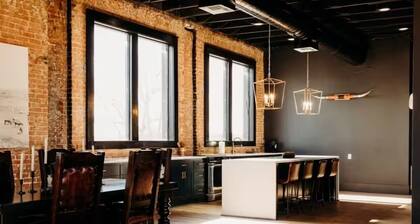 Spacious 3-bedroom loft apartment in downtown Crockett with AC