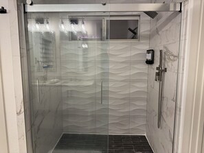 Haartrockner, Handtücher, Seife, Toilettenpapier