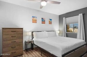 2 bedrooms, iron/ironing board, free WiFi, bed sheets - Modern Scottsdale Condo in the Heart of Old Town: 2 Bedrooms, BBQ, Pool, & more (Scottsdale)