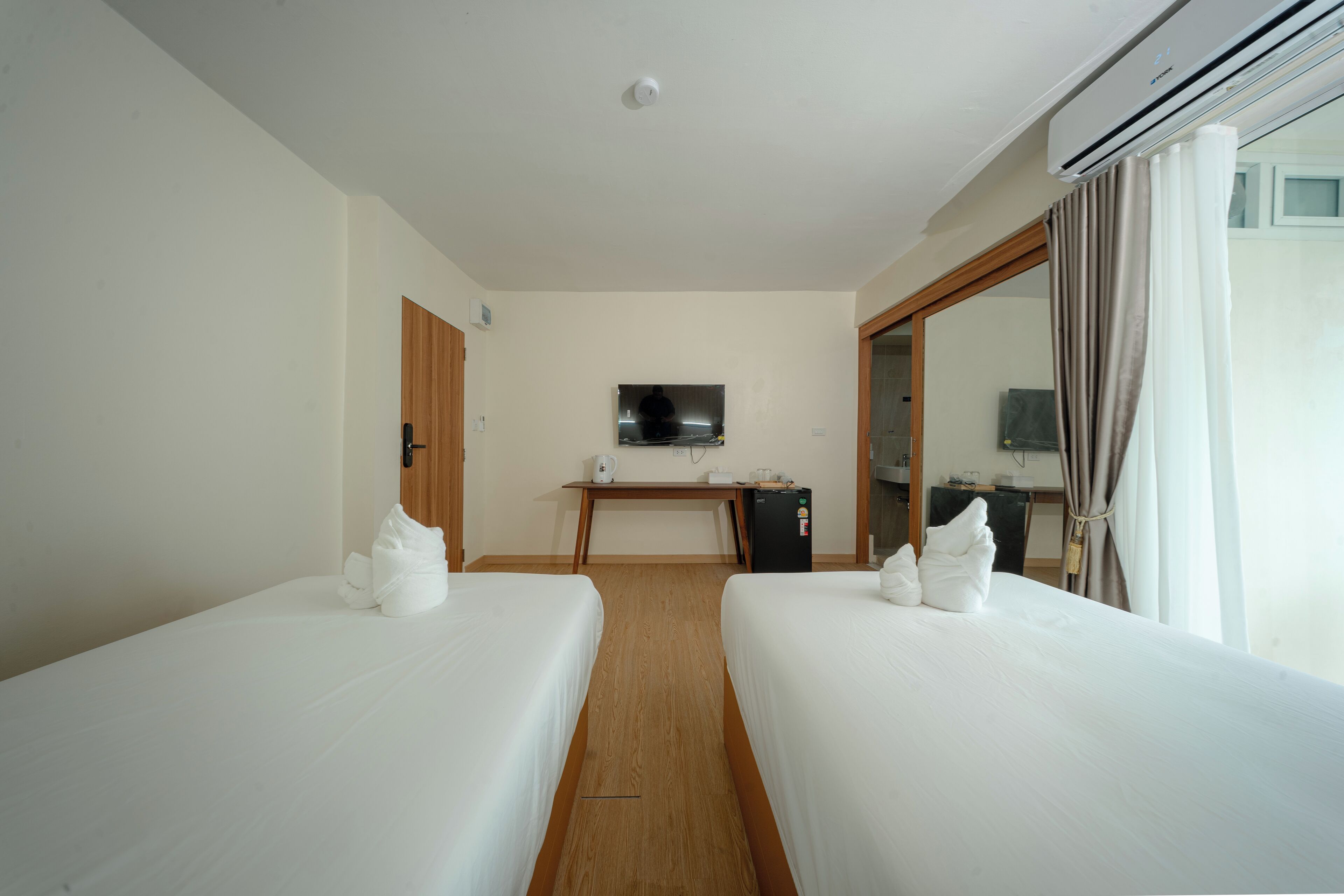 Habitació amb dos llits individuals, balcó | Escriptori, planxa i posts de planxar i wifi gratuïta 