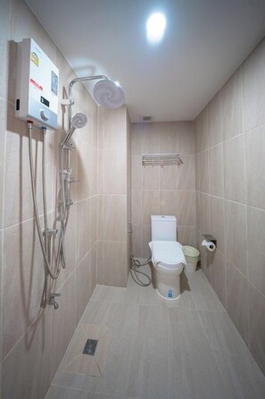 Zuhanyzó, ingyenes piperecikkek, hajszárító és papucsok